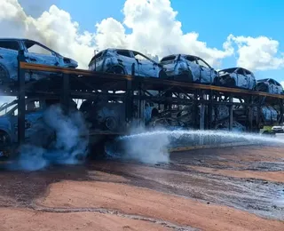 Caminhão que carregava 11 carros da BYD pega fogo na Bahia