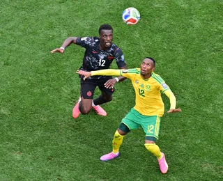 Canadá faz gol nos acréscimos, elimina África do Sul e vai às oitavas