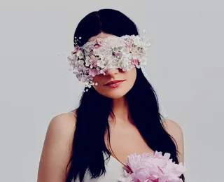 Cantora interrompe show para dar bronca em fãs: “Não sabem as músicas”
