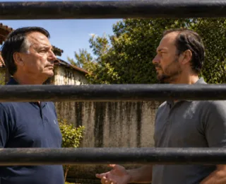 Carlos visita Bolsonaro em domiciliar e diz que pai "está ciente de tudo"