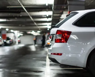 Carro abandonado na vaga rotativa do condomínio: o que a lei permite?