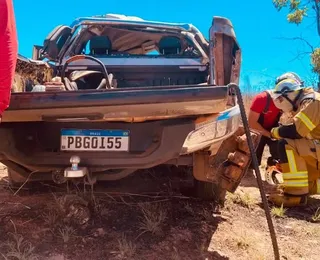 Carro capota e deixa três adultos e uma criança em estado grave na Bahia