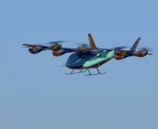 Carro voador da Embraer faz 1º teste para voo horizontal