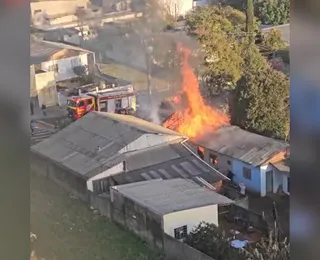 Casa pega fogo e vizinhos improvisam resgate para salvar morador