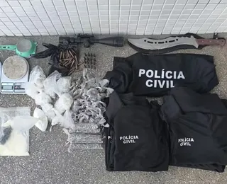 Casal é preso com drogas e camisas falsas da Polícia Civil em Salvador