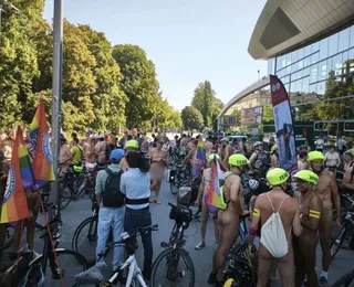 Ciclistas percorrem mais de 30 quilômetros nus durante protesto