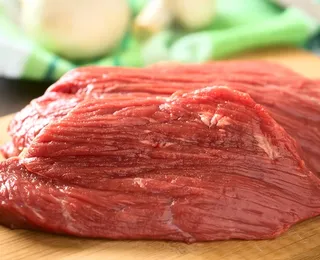 Cientistas produzem carne vegana com matéria-prima usada no cigarro e alface