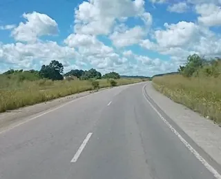 Colisão entre van e caminhão deixa 10 pessoas feridas na Bahia