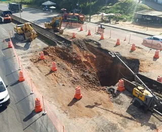 Cratera na BR-324 mantém trânsito congestionado neste sábado; veja vídeo