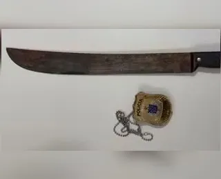 Crianças são feridas a golpes de facão ao tentar proteger a mãe de ataque do padrasto