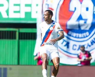 David Duarte passa mal e vomita em campo durante Chapecoense x Bahia