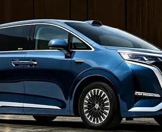 Denza D9 ganha versão de entrada mais barata e autonomia de 350 km