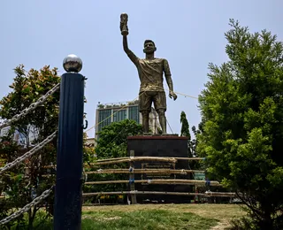 Estátua gigante de Messi preocupa autoridades e será removida