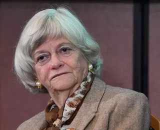 Ex-ministra do Reino Unido é encontrada morta em casa com sinais de violência