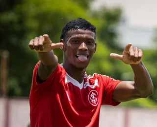 Ex-promessa do Bahia brilha como artilheiro e acerta com clube árabe