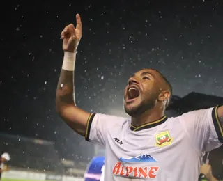 Ex-Vitória brilha como herói de título histórico na Ásia
