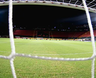 Ex-Vitória que atuou no título do nordeste perde gol sem goleiro; veja