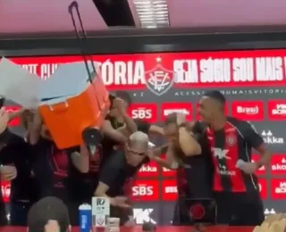Festa! Jair Ventura é surpreendido com banho de gelo e deixa coletiva