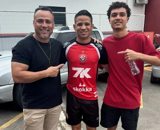 Filho de ex-craque do Vitória realiza testes e tira fotos com elenco