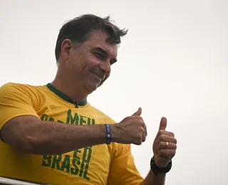 Flávio Bolsonaro chama Lula de "caloteiro da esperança" em 1º discurso