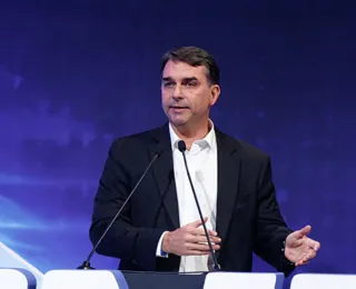 Flávio Bolsonaro convida Michelle para campanha e pede desculpas