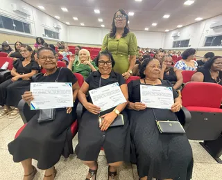 Formatura celebra alfabetização de idosos em Alagoinhas
