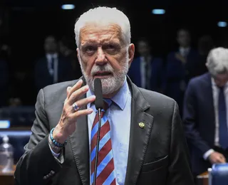 "Funcionário americano": Wagner ataca Flávio Bolsonaro por tarifaço