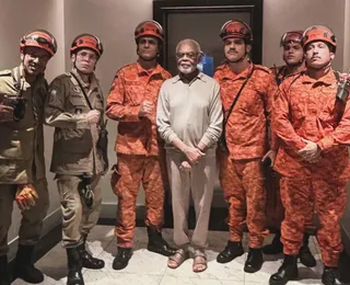 Gilberto Gil fica preso em elevador e vive momento de tensão