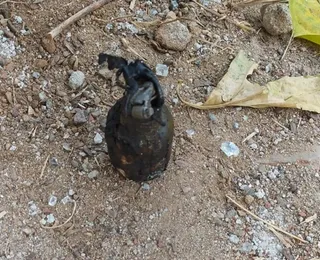 Granada abandonada em terreno baldio é detonada pelo BOPE