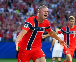 Haaland repete feito de lendas da Copa do Mundo ao brilhar na estreia