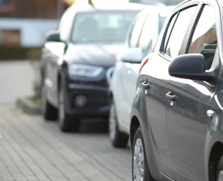 Hábito inocente ao estacionar gera multa e pontos na CNH