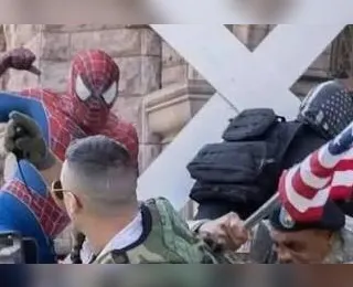Homem-Aranha bate em apoiador de Trump que exibia mensagem racista