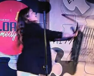 Humorista é agredida com cadeirada durante show de stand-up