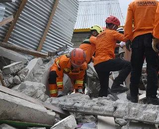 Idosa é encontrada viva três dias após terremoto na Indonésia