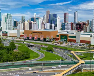 Idosa processa shopping de Salvador após sequestro em estacionamento
