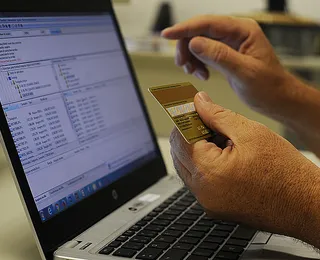 Idosos podem ganhar recurso gratuito contra golpes em bancos; entenda