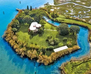 Ilha particular com forte construído por Napoleão é vendida por R$ 33 milhões