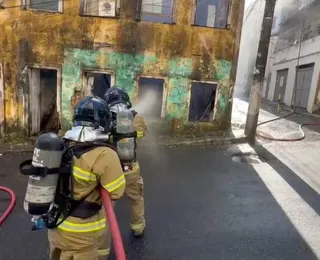 Incêndio atinge casarão no centro de Salvador