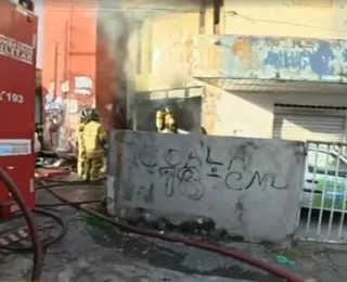 Incêndio atinge prédio abandonado na Baixa de Quintas