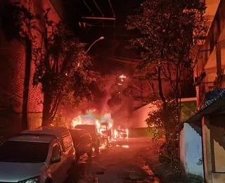 Incêndio em poste deixa carros destruídos e bairro sem energia em Salvador