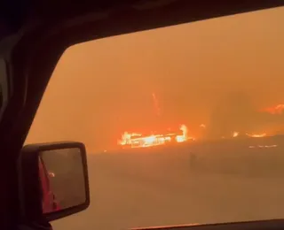 Incêndio florestal causa evacuação de 20 mil pessoas em comunidade