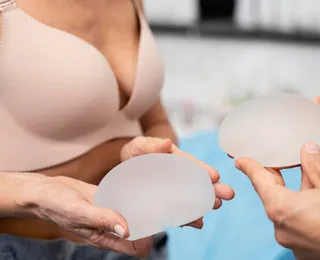 Influenciadora revela diagnóstico de câncer associado ao silicone