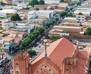 Jerônimo reúne multidão e lideranças políticas em Bom Jesus da Lapa