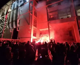 Joia de R$ 207 milhões é vendida e torcida invade estádio em protesto