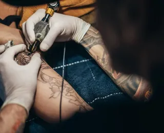 Justiça condena homem que usou mola de isqueiro em tatuagem de jovens