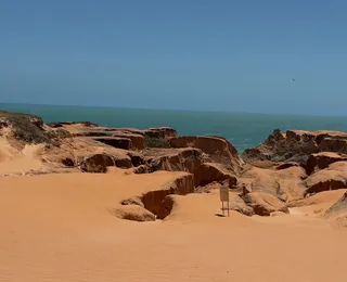 Labirinto de falésias e águas doces: Conheça o circuito Três Praias no Ceará