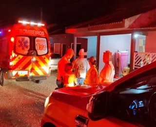 Mãe é presa após deixar três filhos sozinhos para ir a forró e casa pegar fogo