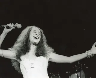 Maria Bethânia chega aos 80 anos com poesia, música e ancestralidade