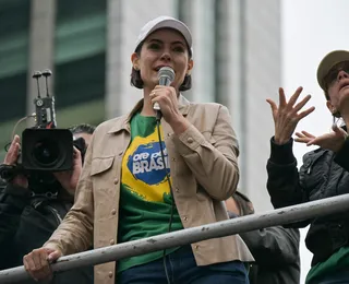 Michelle prevê novos escândalos e amplia crise com Flávio Bolsonaro