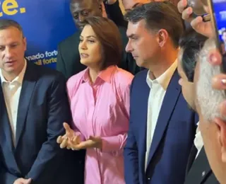 Michelle reencontra Flávio Bolsonaro e trata crise como superada